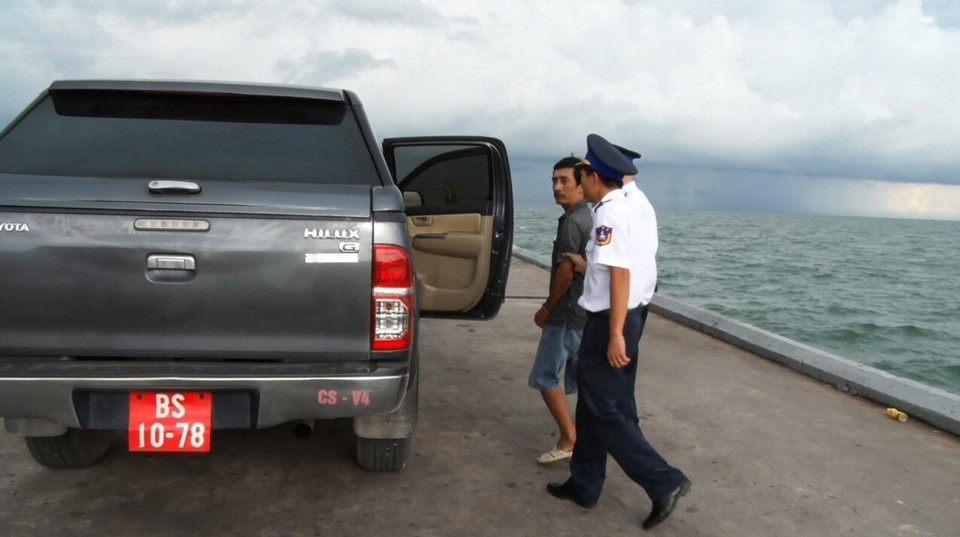 Cụm đặc nhiệm Phòng chống tội phạm ma túy số 4 (Bộ Tư lệnh Cảnh sát biển) bàn giao một đối tượng có hành vi vận chuyển trái phép chất ma túy qua đường tàu khách SuperDong từ Rạch Giá về Phú Quốc ngày 12/11/2015. (Ảnh: Trường Giang/TTXVN)