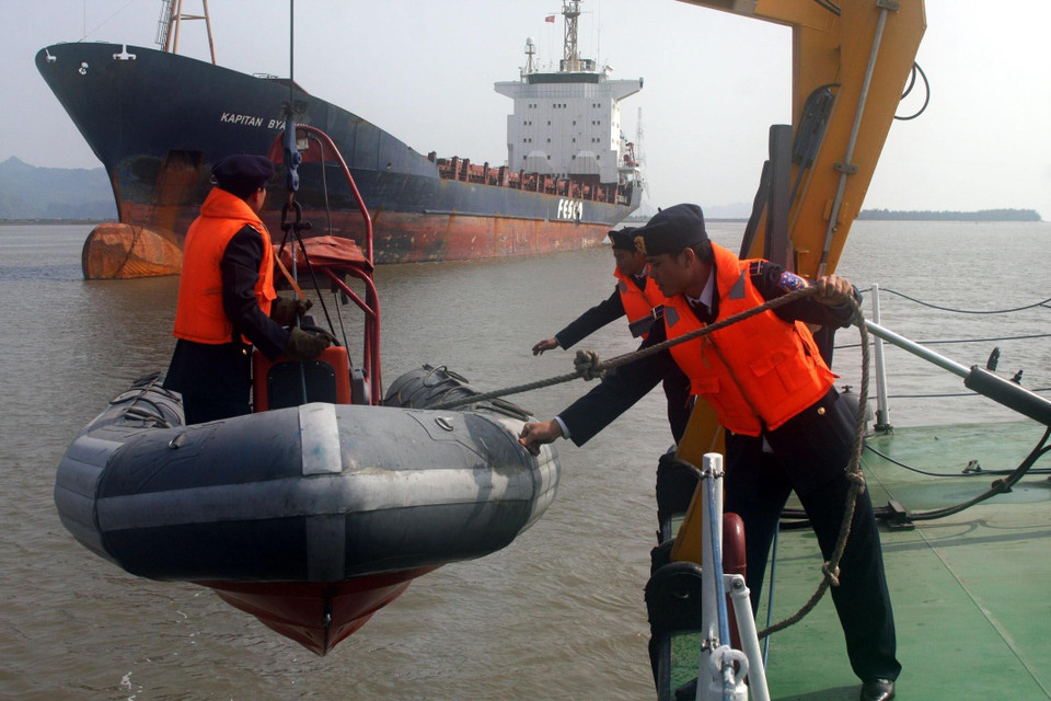 Chiến sỹ Hải đội 101, Bộ Tư lệnh Vùng Cảnh sát biển 1 chuẩn bị xuồng máy cho chuyến đi tuần tra định kỳ. (Ảnh:Trọng Đức/TTXVN)