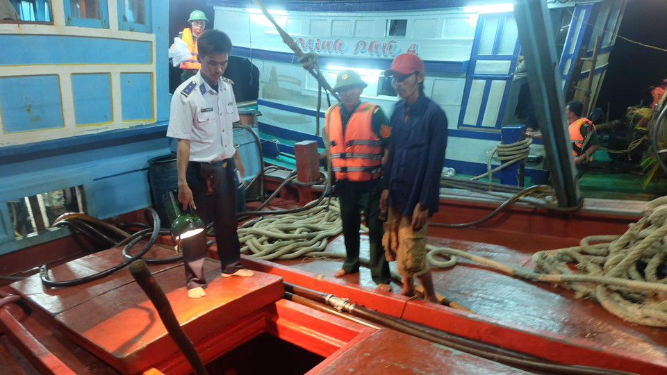 Ngày 19/1/2016, Tổ công tác thuộc Cụm trinh sát số 2 Bộ Tư lệnh Cảnh sát biển Việt Nam phối hợp Bộ đội Biên phòng tỉnh Trà Vinh phát hiện, bắt giữ tàu cá Vinh Phát đang có hành vi mua bán trái phép khoảng 68.000 lít dầu DO (trị giá khoảng 700 triệu đồng) trên vùng biển Trà Vinh. (Ảnh: Phúc Sơn/TTXVN)