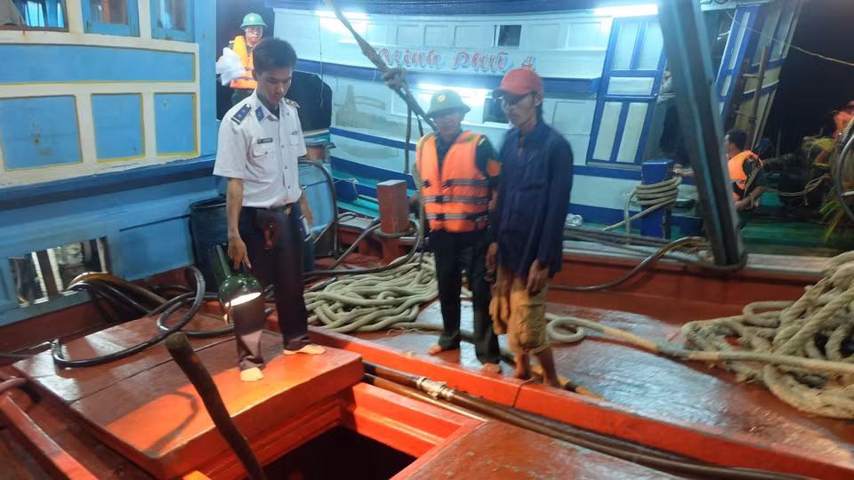 Ngày 19/1/2016, Tổ công tác thuộc Cụm trinh sát số 2 Bộ Tư lệnh Cảnh sát biển Việt Nam phối hợp Bộ đội Biên phòng tỉnh Trà Vinh phát hiện, bắt giữ tàu cá Vinh Phát đang có hành vi mua bán trái phép khoảng 68.000 lít dầu DO (trị giá khoảng 700 triệu đồng) trên vùng biển Trà Vinh. (Ảnh: Phúc Sơn/TTXVN)