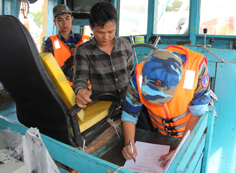 Liên tiếp trong hai ngày 2 và 3/3/2018, lực lượng Cảnh sát biển (Bộ Tư lệnh Vùng Cảnh sát biển 4) kiểm tra, bắt giữ 3 tàu buôn lậu khoảng 600.000 lít dầu DO không có hóa đơn, chứng từ hợp pháp tại khu vực biển Đông Nam Hòn Khoai, vùng biển Tây Nam. (Ảnh: Huỳnh Thế Anh/TTXVN)