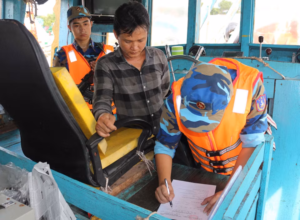 Liên tiếp trong hai ngày 2 và 3/3/2018, lực lượng Cảnh sát biển (Bộ Tư lệnh Vùng Cảnh sát biển 4) kiểm tra, bắt giữ 3 tàu buôn lậu khoảng 600.000 lít dầu DO không có hóa đơn, chứng từ hợp pháp tại khu vực biển Đông Nam Hòn Khoai, vùng biển Tây Nam. (Ảnh: Huỳnh Thế Anh/TTXVN)