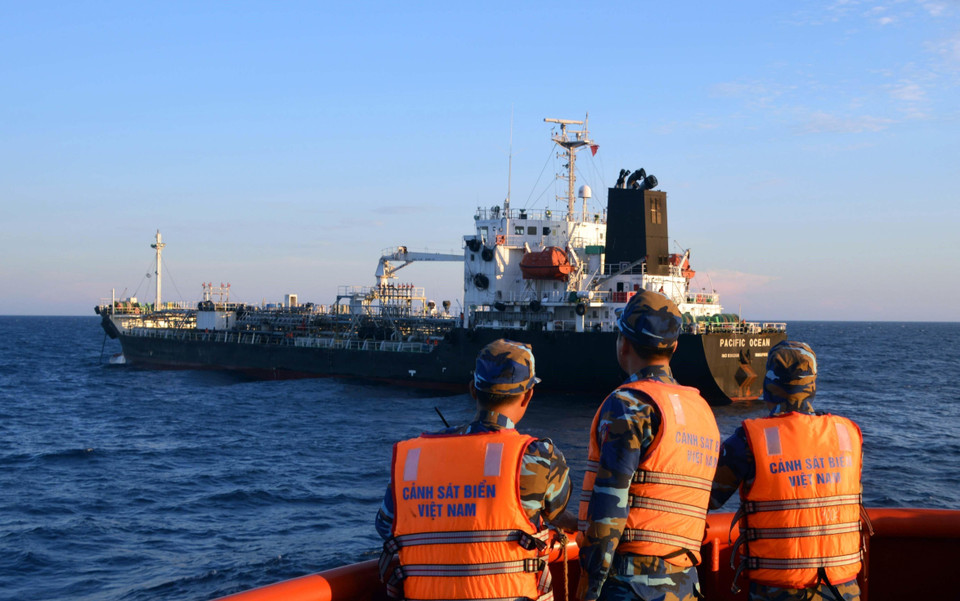 Lực lượng Cảnh sát biển Vùng 2 phát hiện, bắt giữ tàu Pacific Ocean (quốc tịch Singapore) buôn lậu gần 5 triệu lít dầu DO trên vùng biển Việt Nam, tổng trị giá gần 57 tỷ đồng (tháng 6/2018). (Ảnh: Đỗ Văn Trưởng/TTXVN)