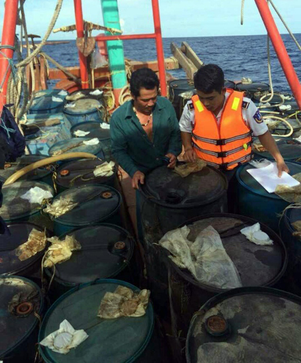 Chiều 1/9/2016, trong khi thực thi nhiệm vụ trên vùng biển Tây Nam, Tổ công tác Cụm Trinh sát số 2, Bộ Tư lệnh Cảnh sát biển kiểm tra, bắt giữ một tàu vận chuyển trái phép khoảng 50.000 lít dầu DO và không xuất trình được giấy tờ chứng minh nguồn gốc hợp pháp của hàng hóa. (Ảnh: TTXVN)