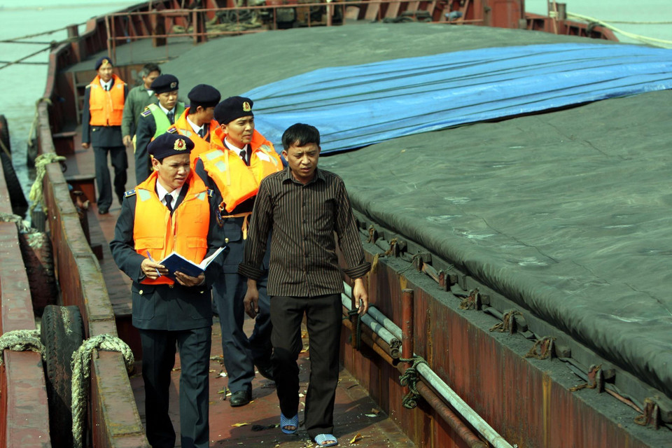 Tàu Cảnh sát biển 2007 thuộc Hải đội 101, Vùng Cảnh sát biển 1 phát hiện, bắt giữ 2 tàu ND 1865 và HN 0525 vận chuyển gần 3000 tấn than lậu trên vùng biển Vịnh Hạ Long (tháng 11/2009). (Ảnh: Trọng Đức/TTXVN)