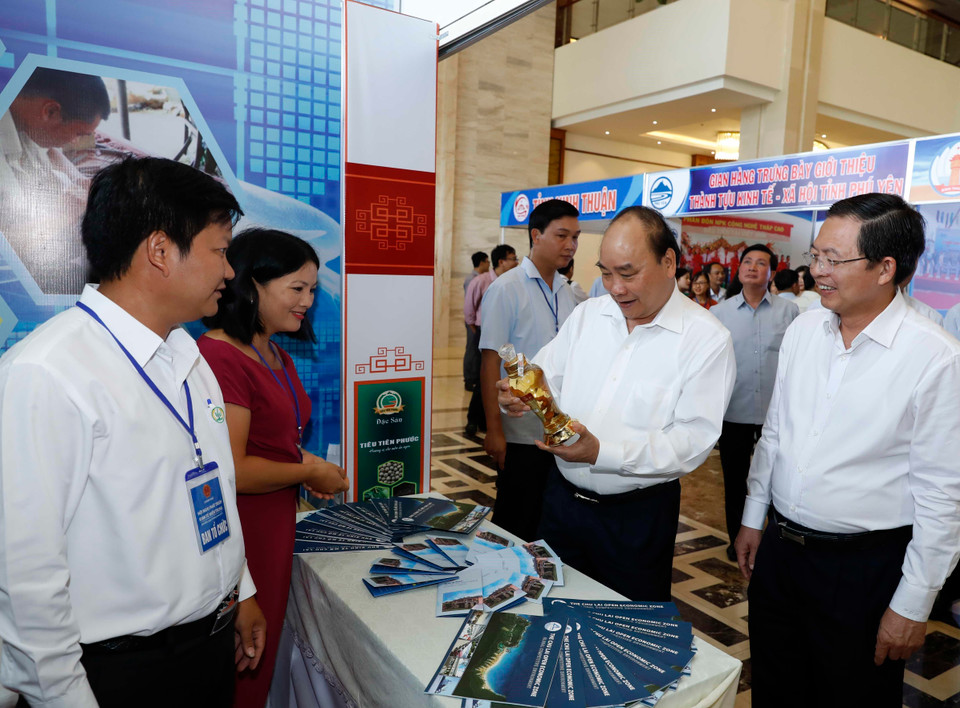 Thủ tướng Nguyễn Xuân Phúc thăm các gian hàng trưng bày tại hội nghị. (Ảnh: Thống Nhất/TTXVN)