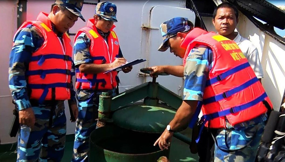 Ngày 21/4/2017, tổ công tác Bộ Tư lệnh Vùng Cảnh sát biển 4 trong quá trình tuần tra kiểm soát tại khu vực cách Đông Nam mũi Cà Mau khoảng 80 hải lý thuộc vùng biển Việt Nam, phát hiện một tốp tàu nước ngoài bơm dầu trái phép cho tàu cá Việt Nam. (Ảnh: Huỳnh Thế Anh/TTXVN)