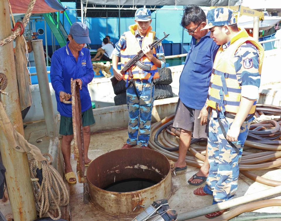 Chiến sỹ Hải đội 402 Bộ Tư lệnh Vùng Cảnh sát biển 4 tham gia đấu tranh chống buôn lậu, gian lận thương mại trên vùng biển Tây Nam. (Ảnh: Huỳnh Thế Anh/TTXVN)