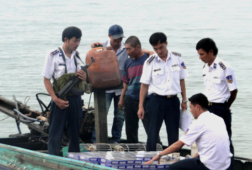 Ngày 19/1/2016, Tổ công tác thuộc Cụm trinh sát số 2 Bộ Tư lệnh Cảnh sát biển Việt Nam phối hợp Bộ đội Biên phòng tỉnh Trà Vinh phát hiện, bắt giữ tàu cá Vinh Phát đang có hành vi mua bán trái phép khoảng 68.000 lít dầu DO (trị giá khoảng 700 triệu đồng) trên vùng biển Trà Vinh. (Ảnh: Phúc Sơn/TTXVN)