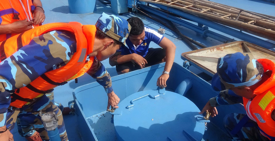Liên tiếp trong hai ngày 2 và 3/3/2018, lực lượng Cảnh sát biển (Bộ Tư lệnh Vùng Cảnh sát biển 4) kiểm tra, bắt giữ 3 tàu buôn lậu khoảng 600.000 lít dầu DO không có hóa đơn, chứng từ hợp pháp tại khu vực biển Đông Nam Hòn Khoai, vùng biển Tây Nam. (Ảnh: Huỳnh Thế Anh/TTXVN)