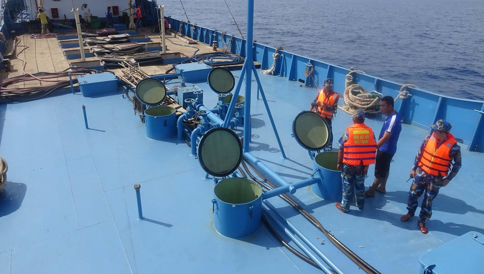 Liên tiếp trong hai ngày 2 và 3/3/2018, lực lượng Cảnh sát biển (Bộ Tư lệnh Vùng Cảnh sát biển 4) kiểm tra, bắt giữ 3 tàu buôn lậu khoảng 600.000 lít dầu DO không có hóa đơn, chứng từ hợp pháp tại khu vực biển Đông Nam Hòn Khoai, vùng biển Tây Nam. (Ảnh: Huỳnh Thế Anh/TTXVN)