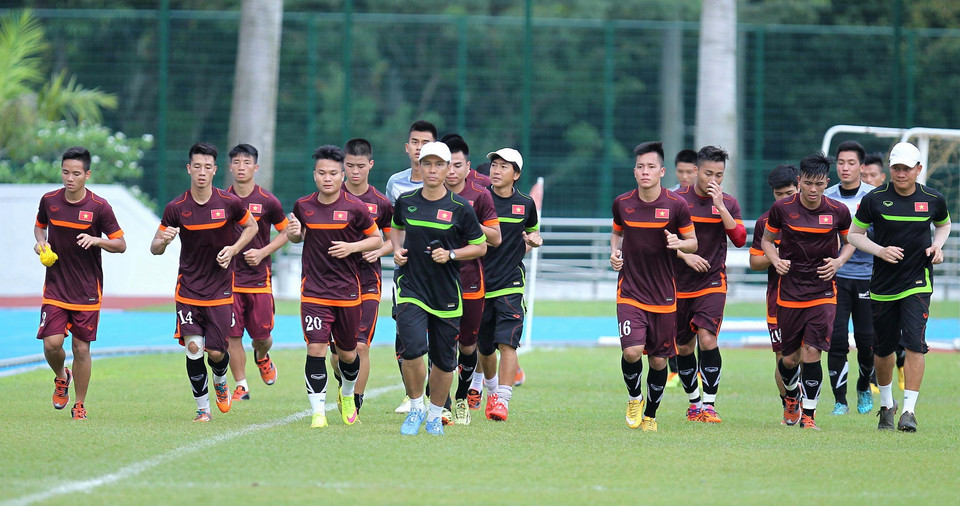Các cầu thủ chạy khởi động trước khi vào buổi tập. (Ảnh: Quốc Khánh/TTXVN)