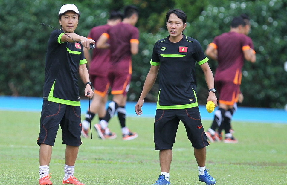 HLV trưởng Toshiya Miura trong buổi tập. (Ảnh: Quốc Khánh/TTXVN)