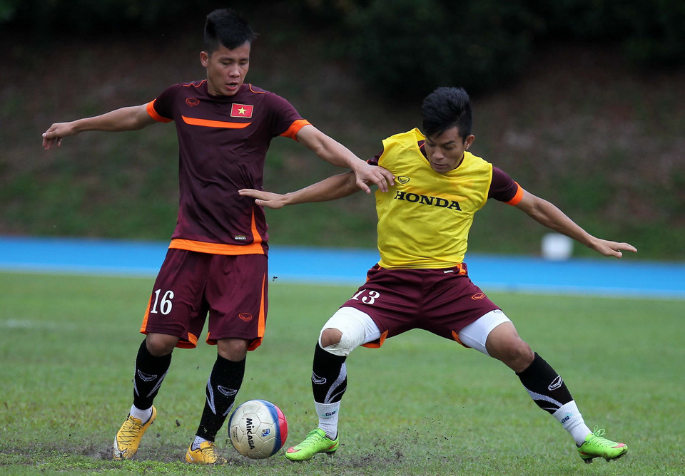 Các cầu thủ trong buổi tập. (Ảnh: Quốc Khánh/TTXVN)