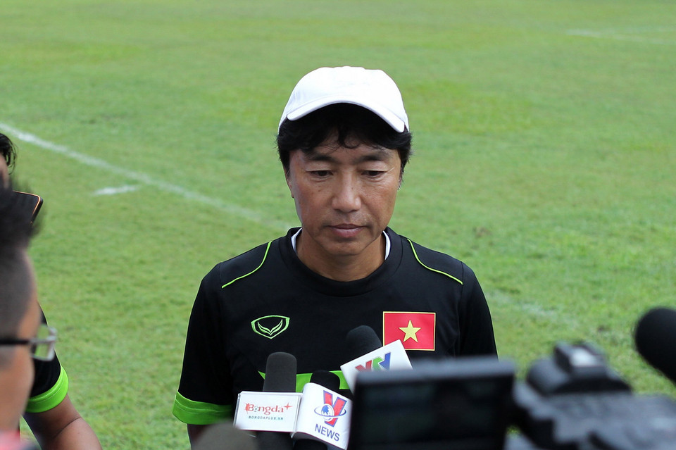 HLV trưởng Toshiya Miura trả lời các câu hỏi của phóng viên báo chí sau buổi tập. (Ảnh: Quốc Khánh/TTXVN)
