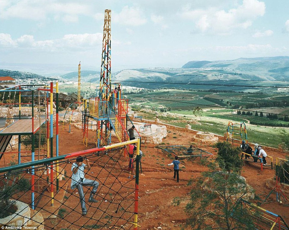 Tezenas tới thăm nhiều khu vực trên khắp Lebanon, trong đó có công viên do Iran xây dựng ở Maroun al-Ras. (Nguồn: Daily Mail)