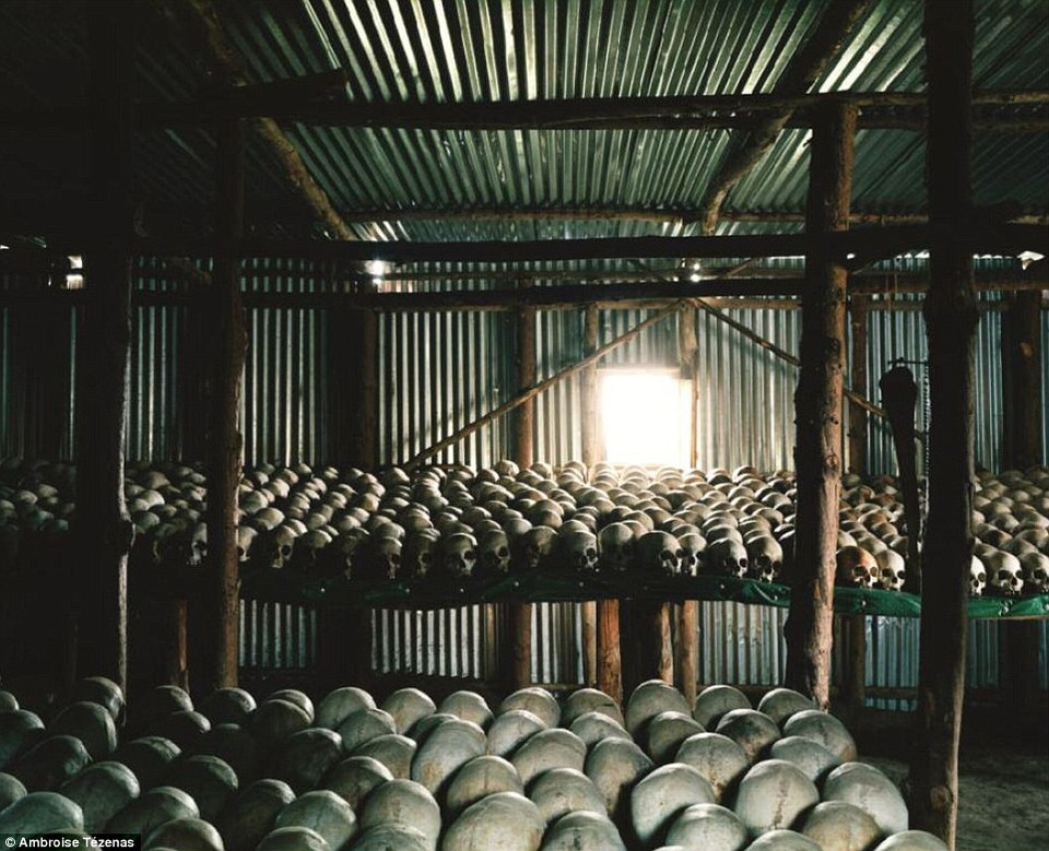 Tour du lịch tưởng niệm thảm sát Rwanda ở Bisesero đã đánh dấu địa điểm được gọi là “Đồi kháng chiến”, nơi tụ họp của rất nhiều người để chống lại những kẻ đã tiến hành thảm sát hàng ngàn người vô tội. (Nguồn: Daily Mail)