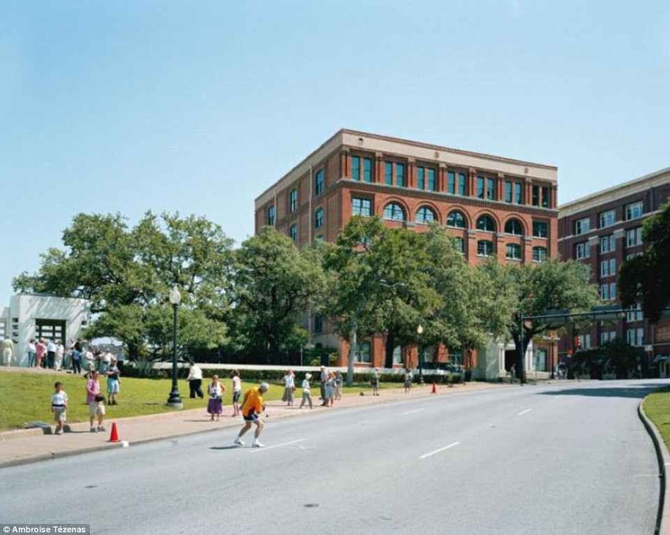 Dealey Plaza ở Dallas, Texas, là nơi tổng thống John F. Kennedy bị ám sát vào năm 1963. Tại đây có một bảo tàng với chủ đề triển lãm xoay quanh vụ ám sát và di sản do tổng thống để lại. (Nguồn: Daily Mail)