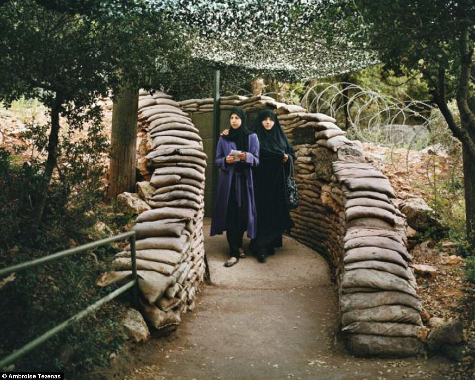 Tezenas đã tới thăm điểm du lịch kháng chiến Mleeta ở Lebanon, nơi hàng ngàn binh lính Mujahid đã thực hiện nhiều chiến dịch hành quyết quân đội đối với kẻ thù. (Nguồn: Daily Mail)