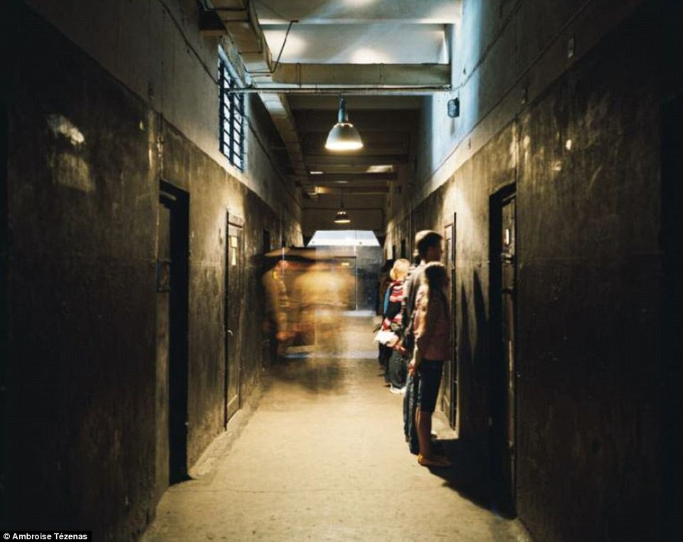 Thay vì chỉ trích những du khách thuộc vào hiện tượng du lịch u ám này, Tezenas hy vọng rằng dự án của anh sẽ giúp gạt bỏ bớt sự thờ ơ của con người trước bi kịch trong những bức ảnh của anh. (Nguồn: Daily Mail)