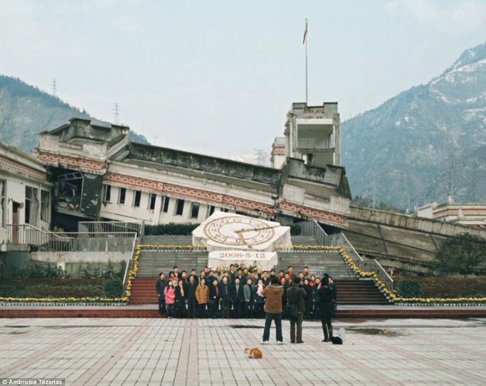 Tour du lịch về trận động đất ở Vấn Xuyên, Tứ Xuyên, Trung Quốc đã cho du khách thấy được sự tàn phá của trận động đất lớn nhất trong lịch sử hiện đại ở Vấn Xuyên. Trong chuyến tham quan, du khách tới thăm trường trung học Tuyền Khẩu, nơi 53 người đã thiệt mạng và trường tiểu học Tuyền Khẩu, nơi 250 người đã thiệt mạng.(Nguồn: Daily Mail)