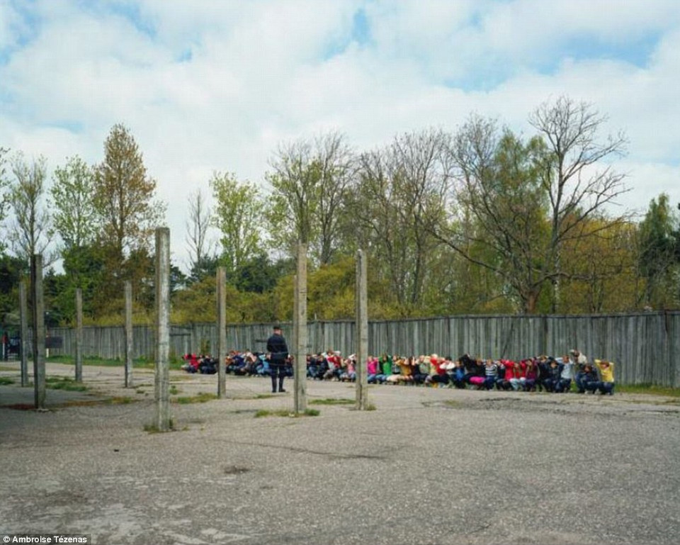 Tezenas tới thăm nhà tù quân đội Karostas Cietums ở Latvia – nhà tù quân đội duy nhất ở châu Âu mở cửa cho khách du lịch tham quan. Chưa từng có tù nhân nào thoát khỏi nhà tù này, và nhiều người tin rằng Karostas Cietums còn ấn tượng hơn cả Alcatraz. (Nguồn: Daily Mail)