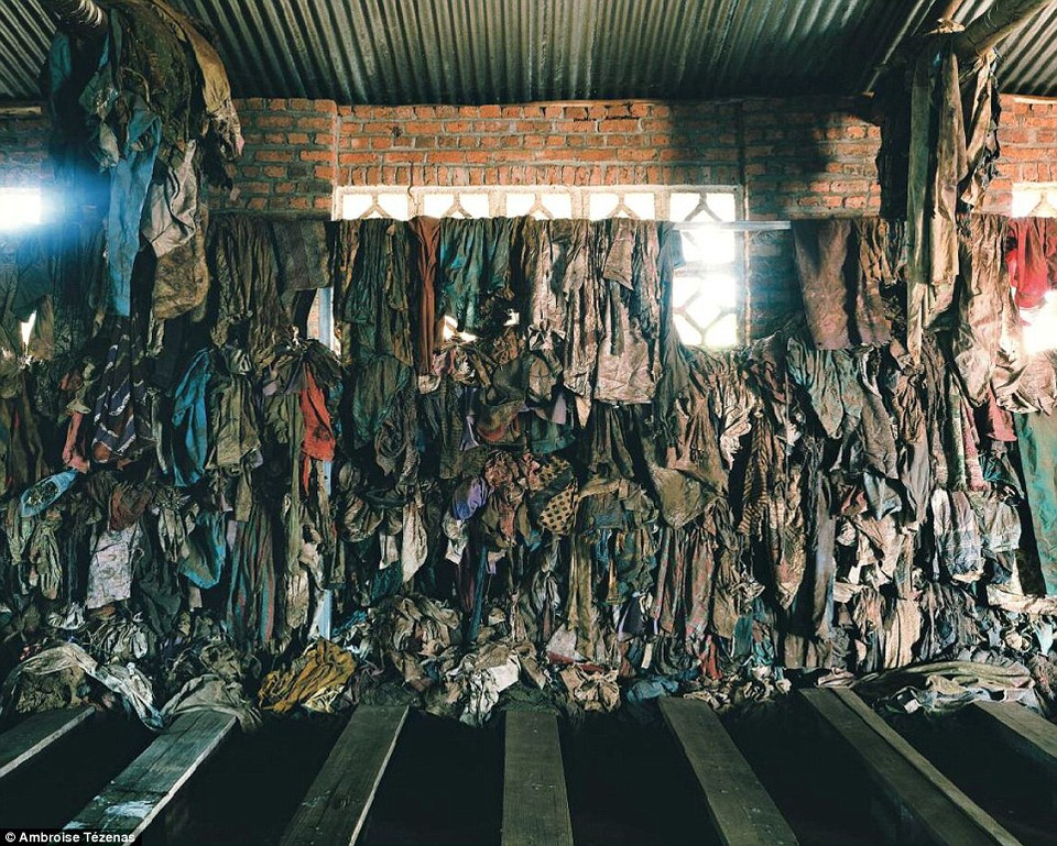 Quần áo treo phủ kín tường và sàn của một phòng triển lãm tưởng niệm thảm sát hàng loạt ở Ntarama, Rwanda. Vào năm 1994, trong khoảng thời gian 100 ngày, đã có tới từ 500.000 đến 1.000.000 người bị sát hại ở Rwanda. (Nguồn: Daily Mail)