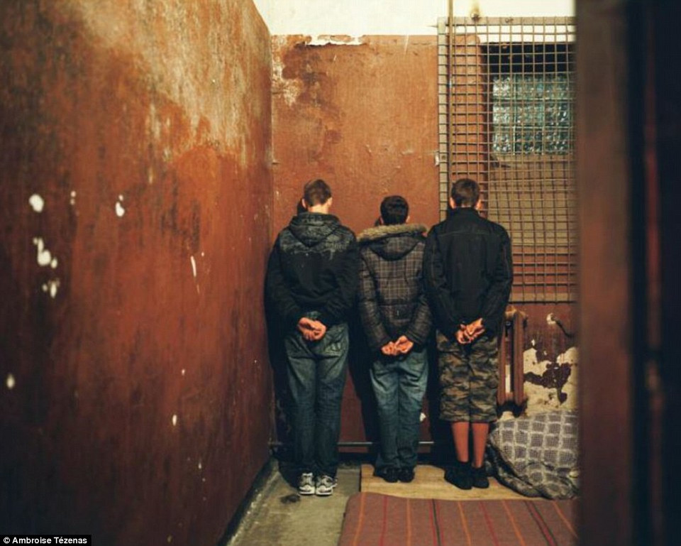 Tezenas cho rằng với việc biến những địa điểm này thành điểm du lịch, những khoảnh khắc bi kịch trong lịch sử đã bị vô hiệu hóa, bị thu nhỏ và thương mại hóa, và dẫn con người tới nguy cơ lặp lại những sự kiện này. (Nguồn: Daily Mail)