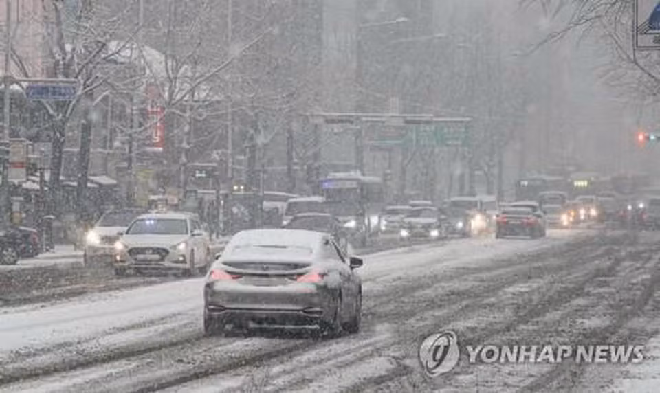 Các phương tiện di chuyển trong điều kiện thời tiết khắc nghiệt. (Nguồn: Yonhap)