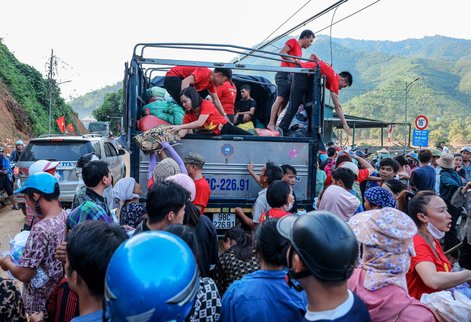 Đoàn thiện nguyện thị xã Việt Yên (Bắc Giang) mang chăn, quần áo, đồ dùng thiết yếu đến cho người dân xã Xuân Hoà, huyện Bảo Yên, chiều 16/9. (Ảnh: Hoàng Hiếu/TTXVN)