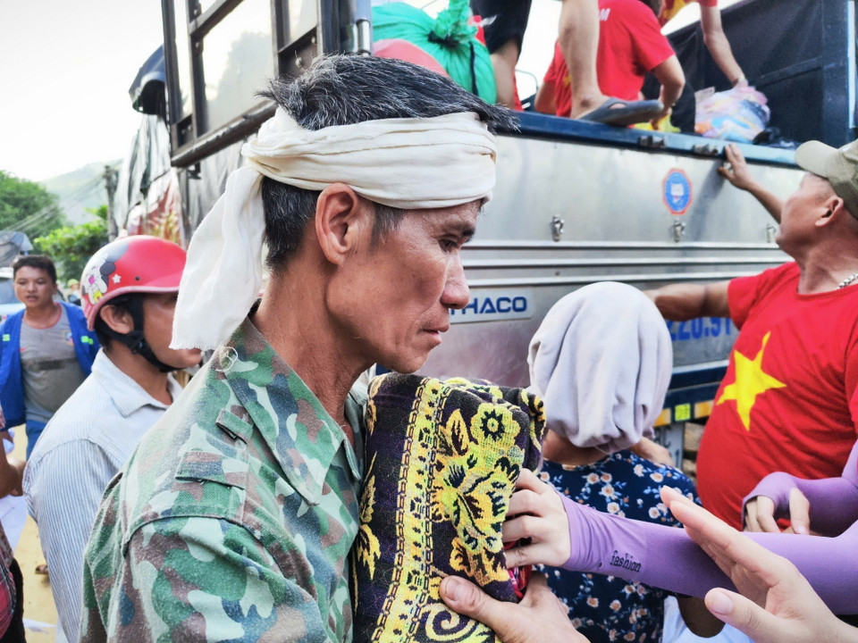 Một người dân xã Xuân Hoà, huyện Bảo Yên bị mất người thân đến điểm nhận hàng cứu trợ. (Ảnh: Phùng Nam Sương/TTXVN)