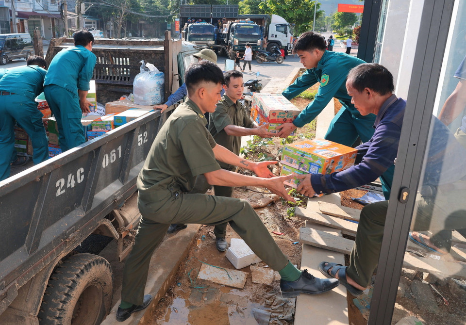 Các lực lượng hỗ trợ phân loại, vận chuyển hàng cứu trợ lên xe để đưa đến tận tay những người dân đang gặp khó khăn. (Ảnh: Hoàng Hiếu/TTXVN)