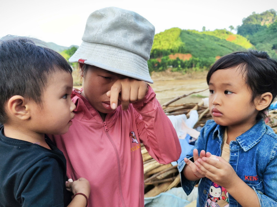 Những đứa trẻ ở xã Xuân Hoà, huyện Bảo Yên bị mất nhà cửa do mưa lũ của cơn bão số 3. (Ảnh: Phùng Nam Sương/TTXVN)