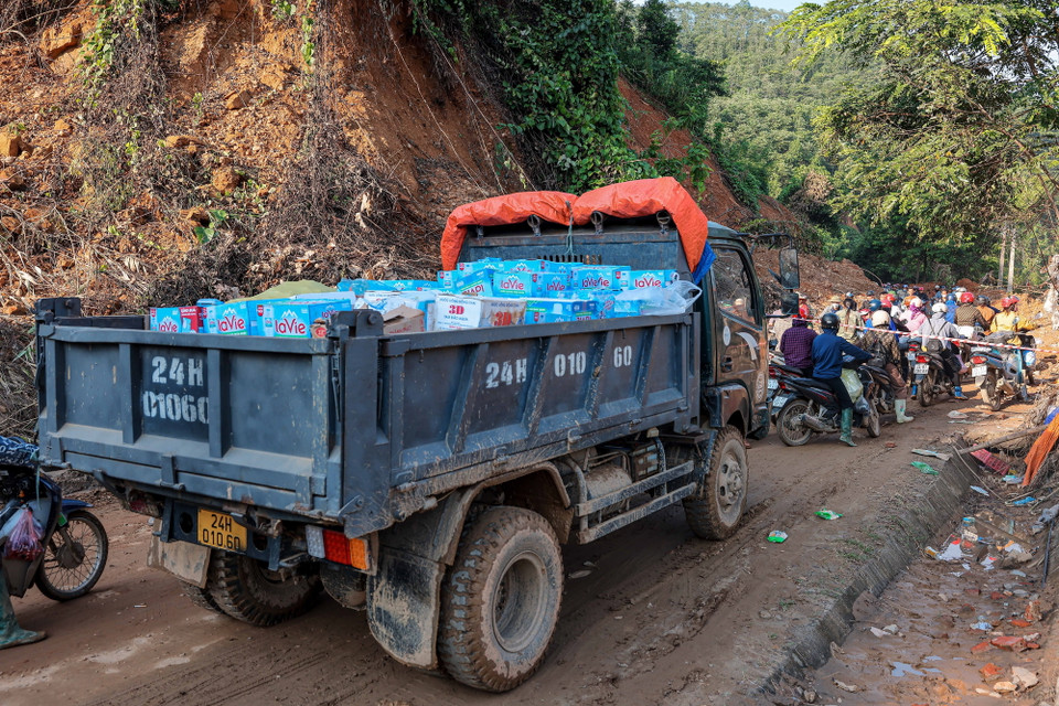 Mặc dù việc di chuyển tại huyện Bảo Yên đang gặp rất nhiều khó khăn, nhưng những chuyến hàng cứu trợ vẫn miệt mài đến với người dân vùng lũ. (Ảnh: Hoàng Hiếu/TTXVN)