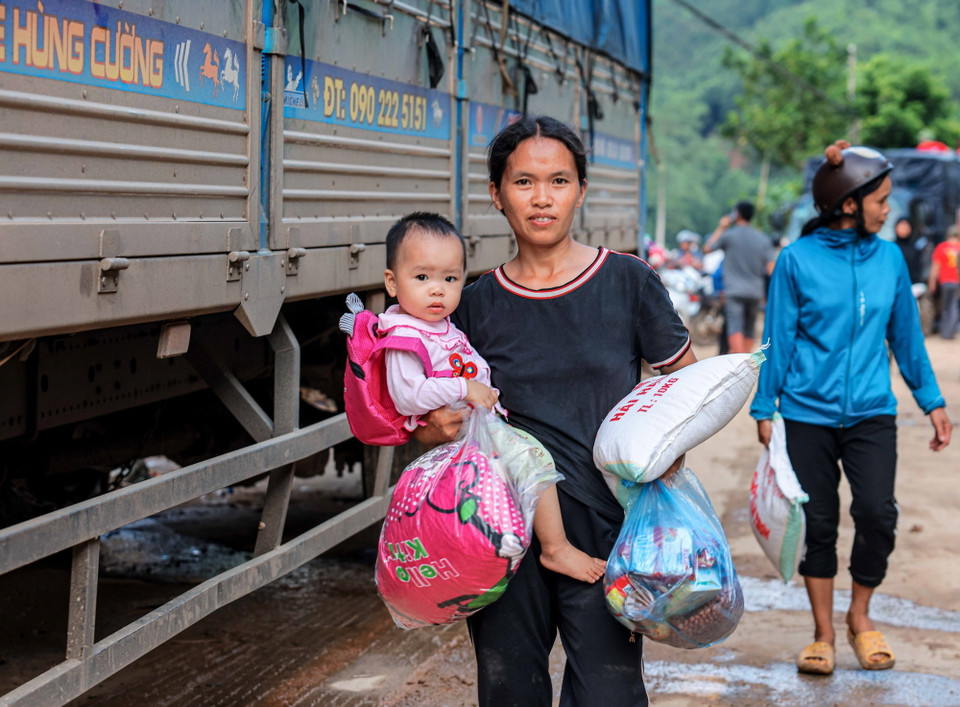 Gạo - món quà quý đến tay người dân xã Xuân Hoà, huyện Bảo Yên. (Ảnh: Hoàng Hiếu/TTXVN)