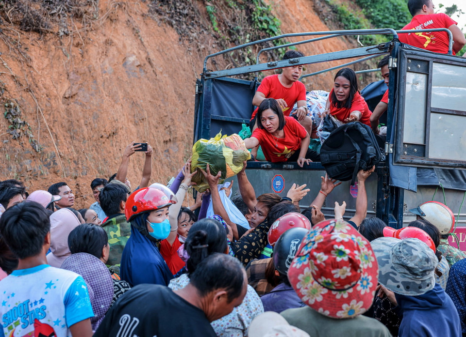 Đoàn thiện nguyện thị xã Việt Yên (Bắc Giang) mang chăn, quần áo, đồ dùng thiết yếu đến cho người dân xã Xuân Hoà, huyện Bảo Yên, chiều 16/9. (Ảnh: Hoàng Hiếu/TTXVN)