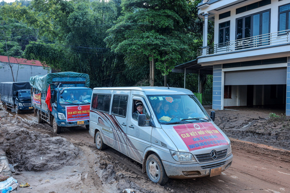 Mặc dù việc di chuyển tại huyện Bảo Yên đang gặp rất nhiều khó khăn, nhưng những chuyến hàng cứu trợ vẫn miệt mài đến với người dân vùng lũ. (Ảnh: Hoàng Hiếu/TTXVN)