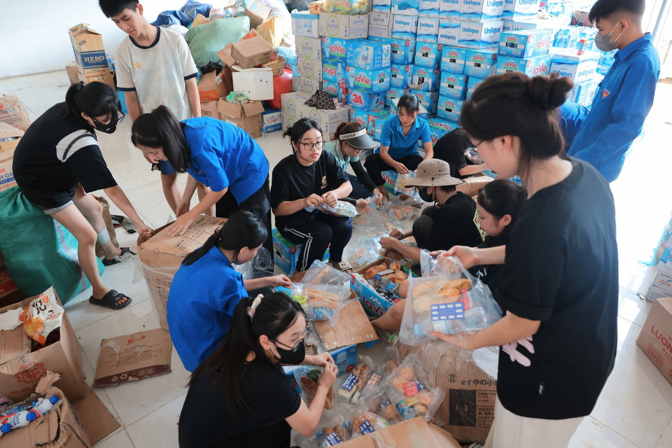 Phân loại hàng cứu trợ, sẵn sàng vận chuyển đến từng người dân. (Ảnh: Hoàng Hiếu/TTXVN)