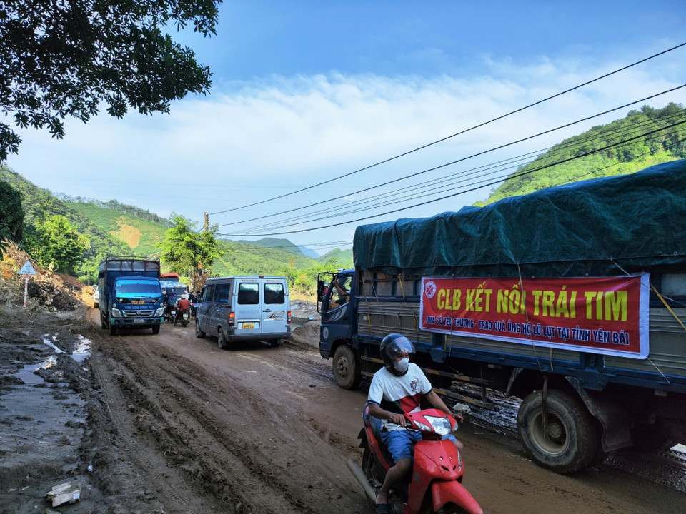 Các chuyến hàng cứu trợ liên tục đến với bà con vùng lũ huyện Bảo Yên. (Ảnh: Phùng Nam Sương/TTXVN)