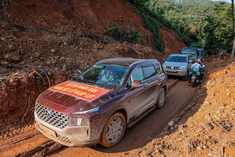 Mặc dù việc di chuyển tại huyện Bảo Yên đang gặp rất nhiều khó khăn, nhưng những chuyến hàng cứu trợ vẫn miệt mài đến với người dân vùng lũ.(Ảnh: Hoàng Hiếu/TTXVN)