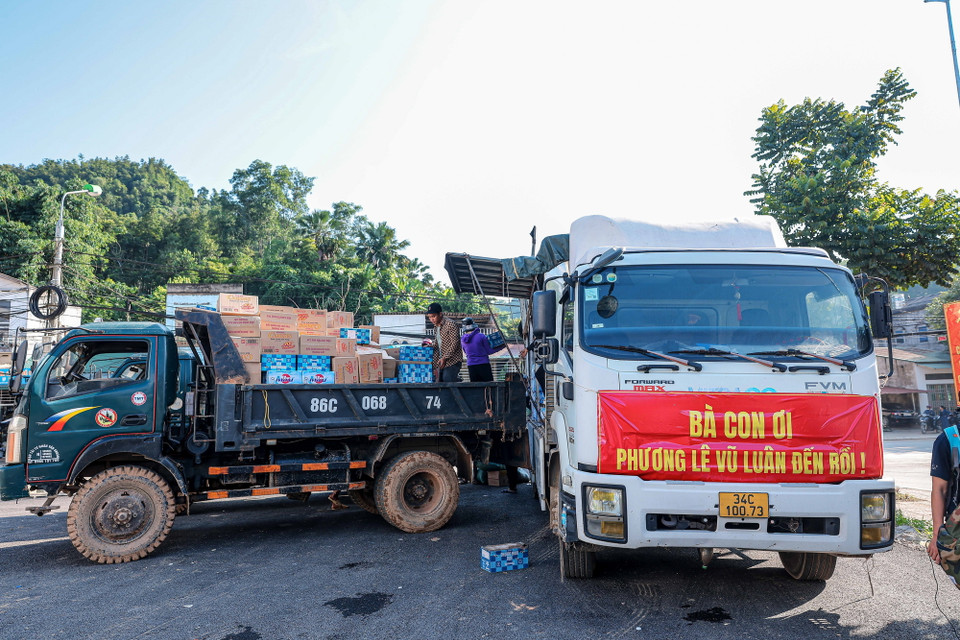 Chuyến hàng với 500 thùng sữa, 350 thùng bánh, 500 thùng nước cùng tình cảm của người dân Thành phố Hồ Chí Minh đến người dân vùng lũ huyện Bảo Yên. (Ảnh: Hoàng Hiếu/TTXVN)