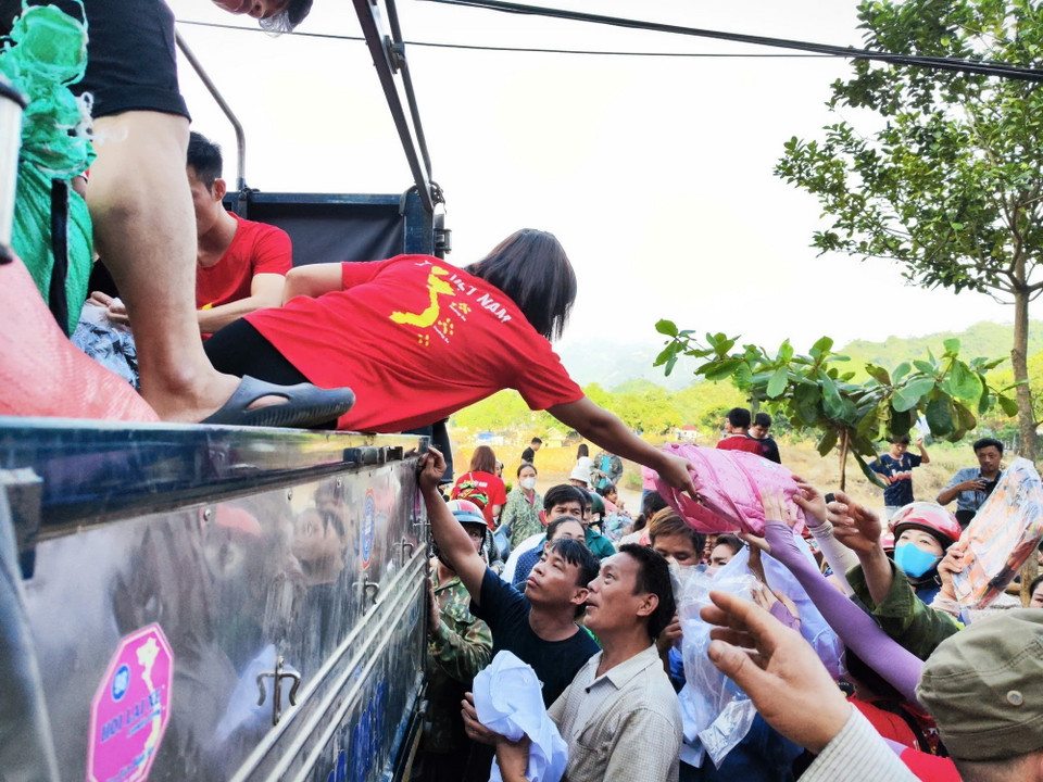 Những chuyến xe mang hàng cứu trợ từ mọi miền Tổ quốc đến tận tay người dân vùng bị lũ lụt huyện Bảo Yên. (Ảnh: Hoàng Hiếu/TTXVN)