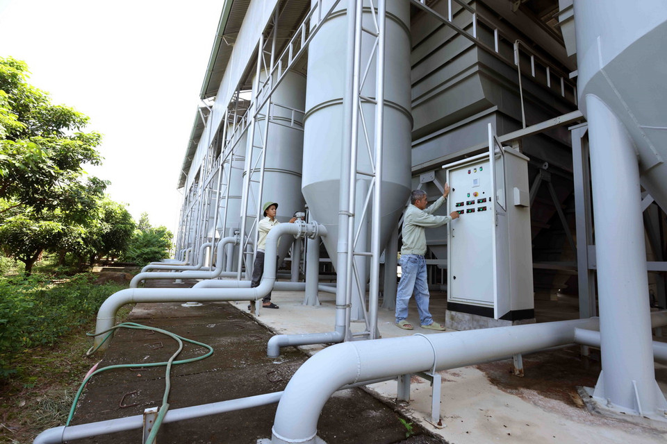 Vận hành cung cấp nước sạch phục vụ người dân ở trạm cung cấp nước sạch của Công ty Cổ phần cấp nước sạch Mê Linh, huyện Mê Linh.(Ảnh: Vũ Sinh/TTXVN)