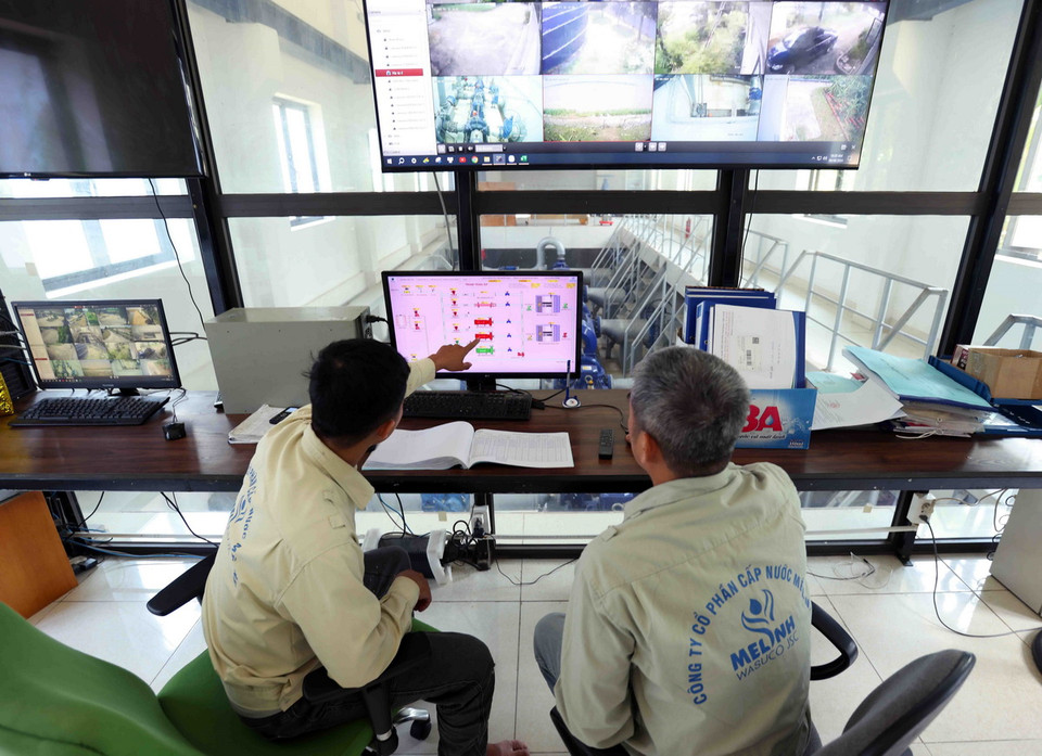 Vận hành cung cấp nước sạch phục vụ người dân trên hệ thống có áp dụng công nghệ thông tin ở trạm cung cấp nước sạch của Công ty Cổ phần Cấp nước sạch Mê Linh, huyện Mê Linh, Hà Nội. (Ảnh: Vũ Sinh/TTXVN)