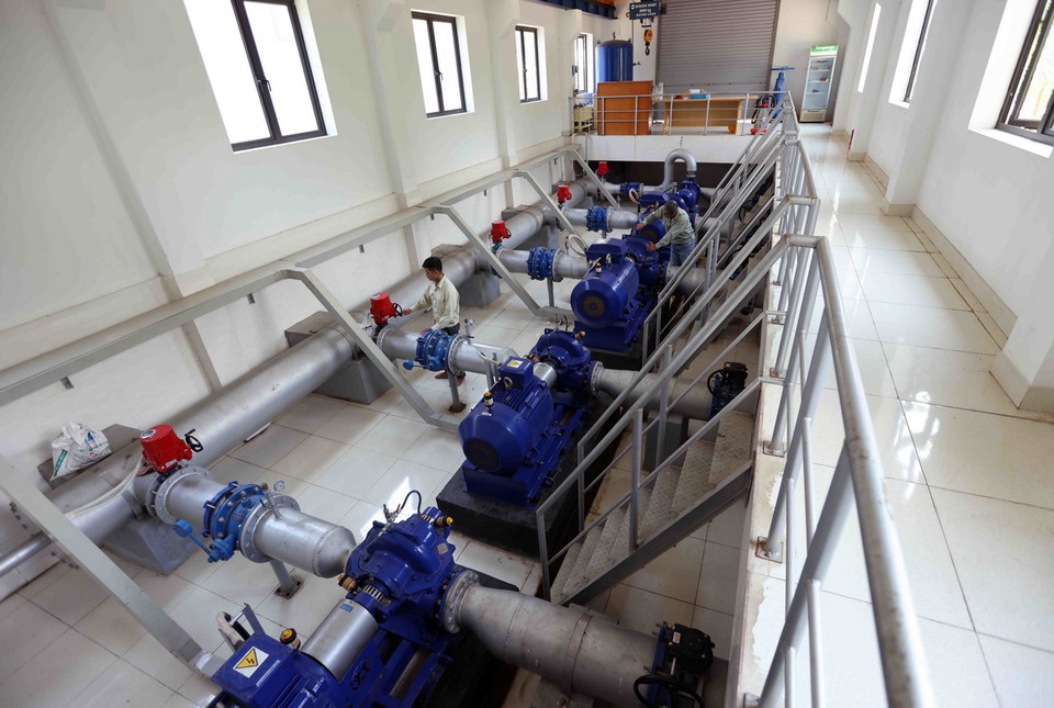 Vận hành cung cấp nước sạch phục vụ người dân ở trạm cung cấp nước sạch của Công ty CP Cấp nước sạch Mê Linh, huyện Mê Linh, Hà Nội. (Ảnh: Vũ Sinh?TTXVN)