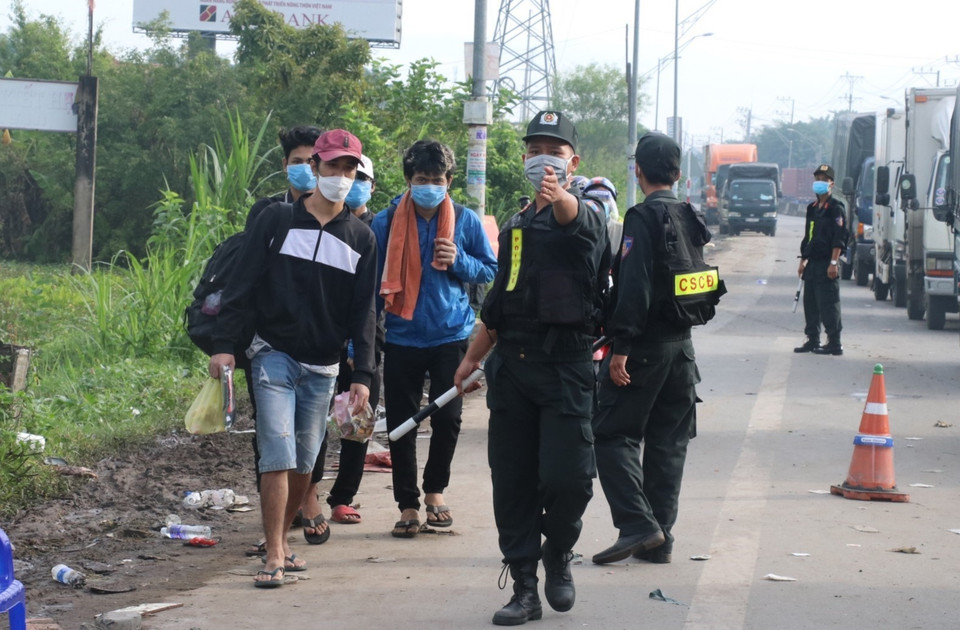 Nhóm thanh niên quê Trà Vinh không có phương tiện buộc phải đi bộ từ Thành phố Hồ Chí Minh về quê. (Ảnh: Bùi Giang/TTXVN)