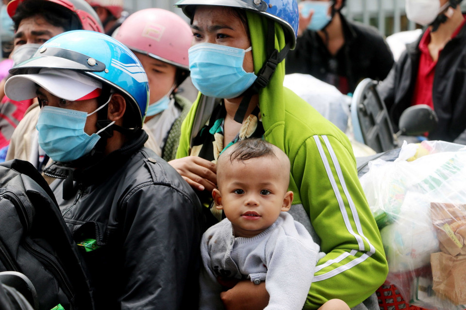 Người dân mong muốn được về quê và thực hiện cách ly tập trung. (Ảnh: Công Mạo/TTXVN)