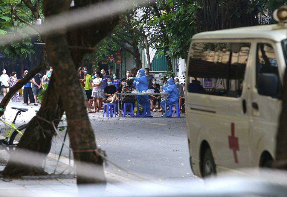 Người dân trong khu vực bị phong tỏa Bệnh viện hữu nghị Việt Đức đều được lấy mẫu xét nghiệm sàng lọc COVID-19. (Ảnh: Hải Anh/TTXVN)