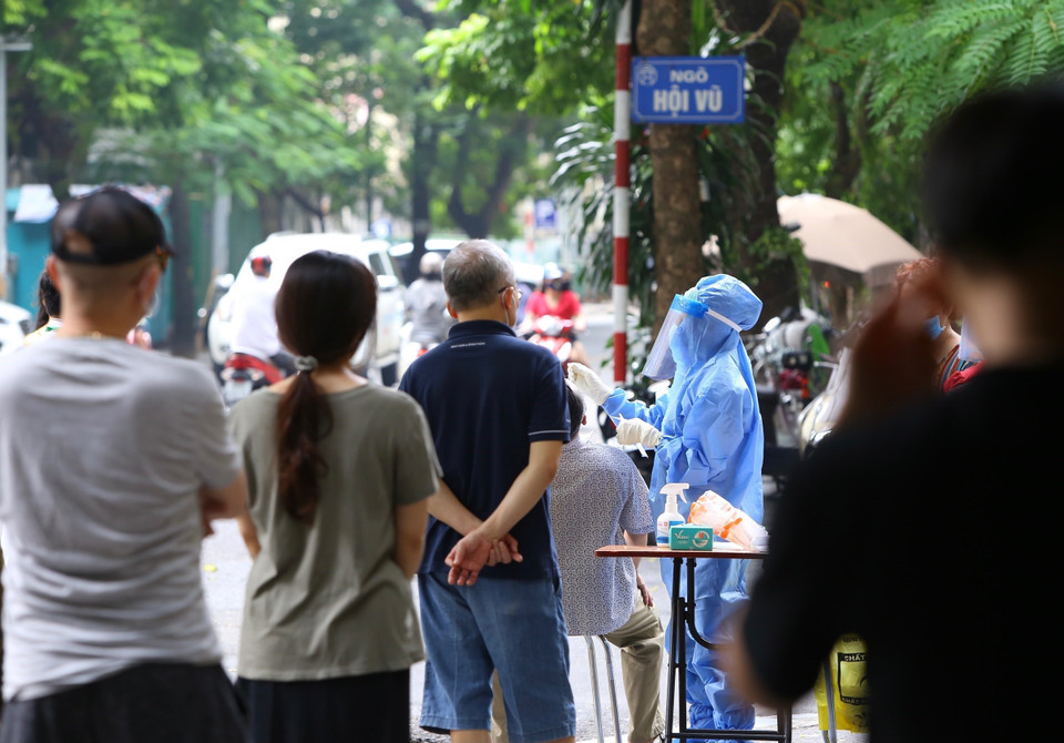 Nhân viên y tế phường Hàng Bông tổ chức lấy mẫu xét nghiệm cho người dân khu vực tiếp giáp Bệnh viện Việt Đức. (Ảnh: Hải Anh/TTXVN)