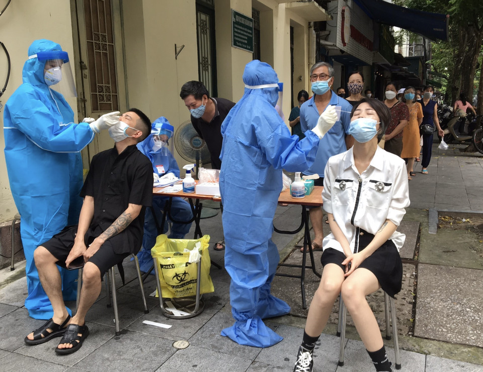 Người dân phường Hàng Bông khu vực giáp ranh Bệnh viện Việt Đức được lấy mẫu xét nghiệm COVID-19, sáng 3/10. (Ảnh: Hải Anh/TTXVN)